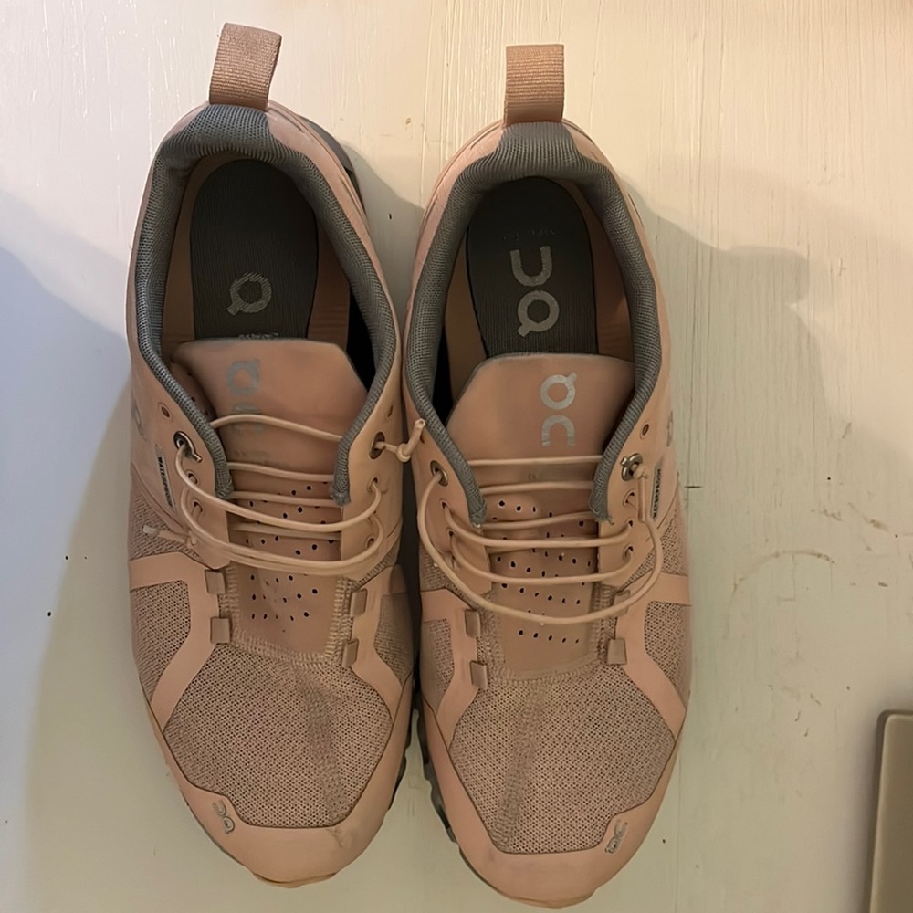 signs of wear on the right shoe as pictured (heel and outside of toe).